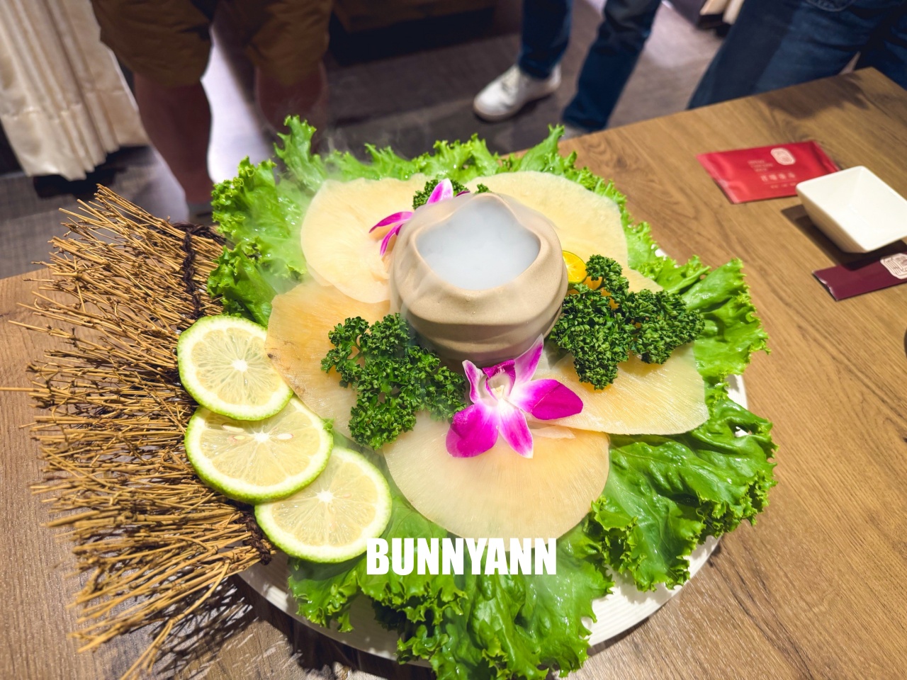 台北信義區美食「君曜雞湯」，被譽為雞湯界的LV！濃郁金黃湯頭超銷魂，包廂聚餐推薦