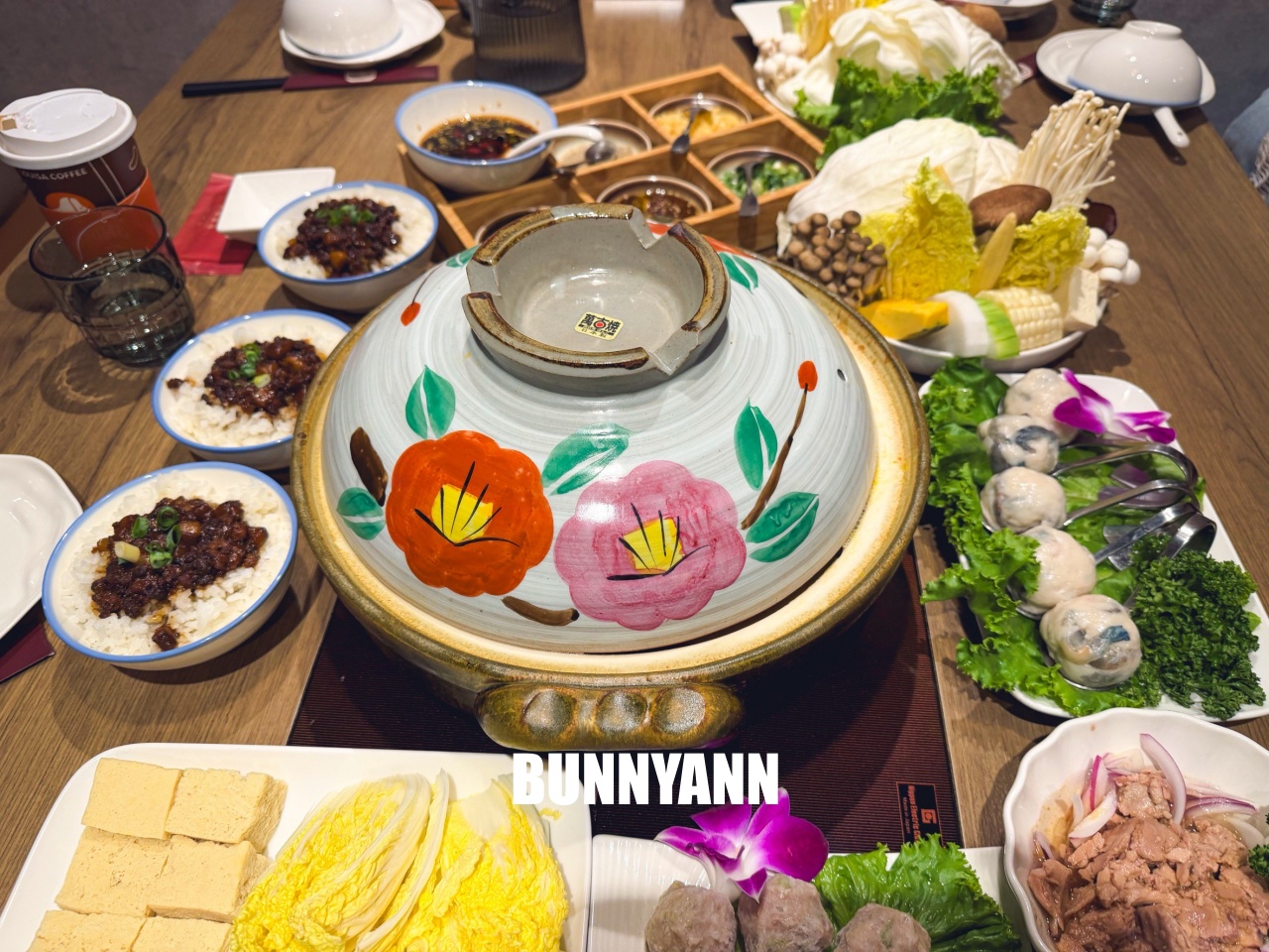 台北信義區美食「君曜雞湯」，被譽為雞湯界的LV！濃郁金黃湯頭超銷魂，包廂聚餐推薦