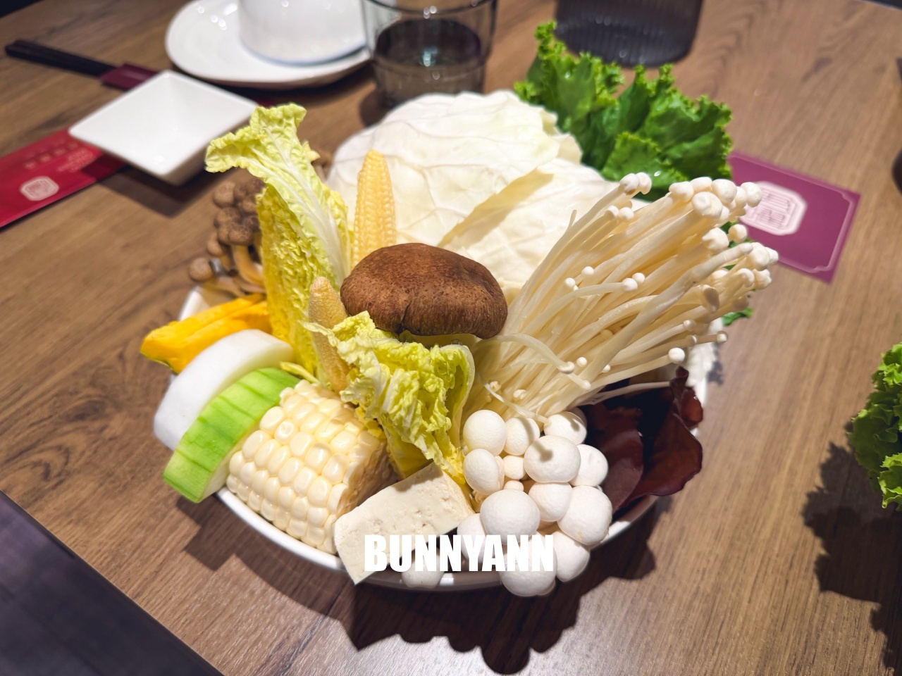 台北信義區美食「君曜雞湯」，被譽為雞湯界的LV！濃郁金黃湯頭超銷魂，包廂聚餐推薦