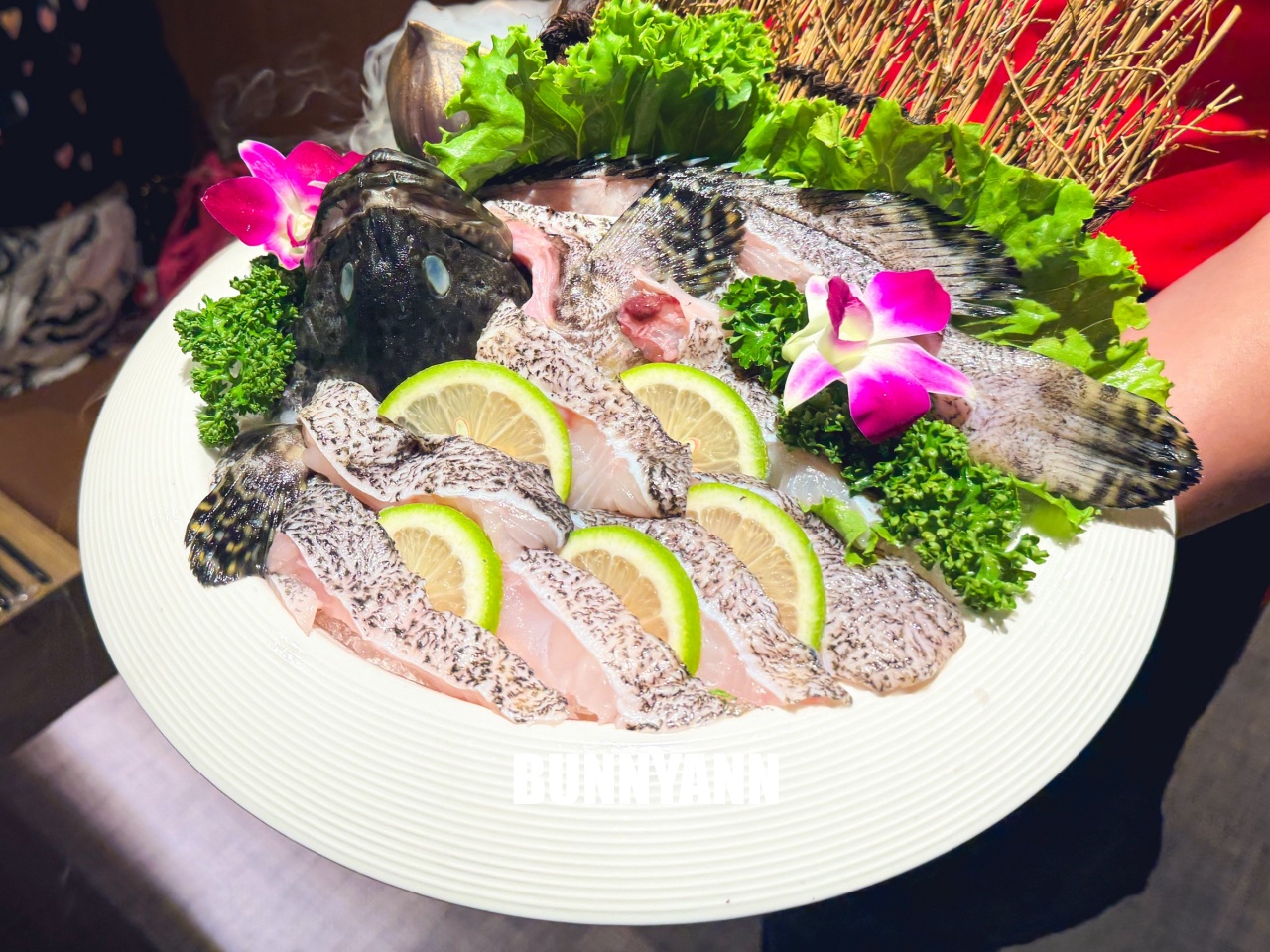 台北信義區美食「君曜雞湯」，被譽為雞湯界的LV！濃郁金黃湯頭超銷魂，包廂聚餐推薦