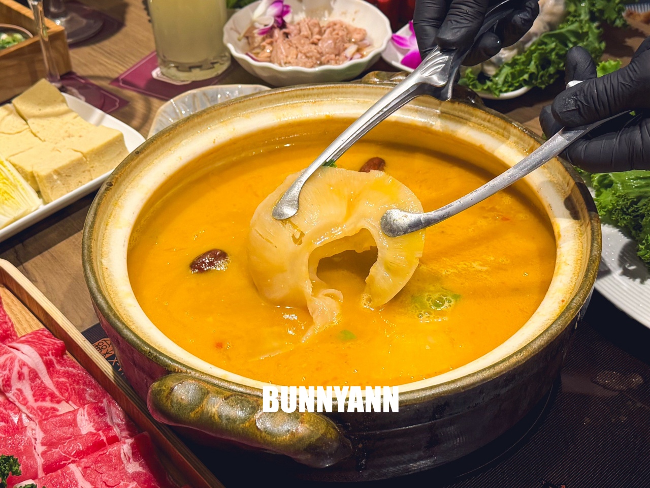 台北信義區美食「君曜雞湯」，被譽為雞湯界的LV！濃郁金黃湯頭超銷魂，包廂聚餐推薦