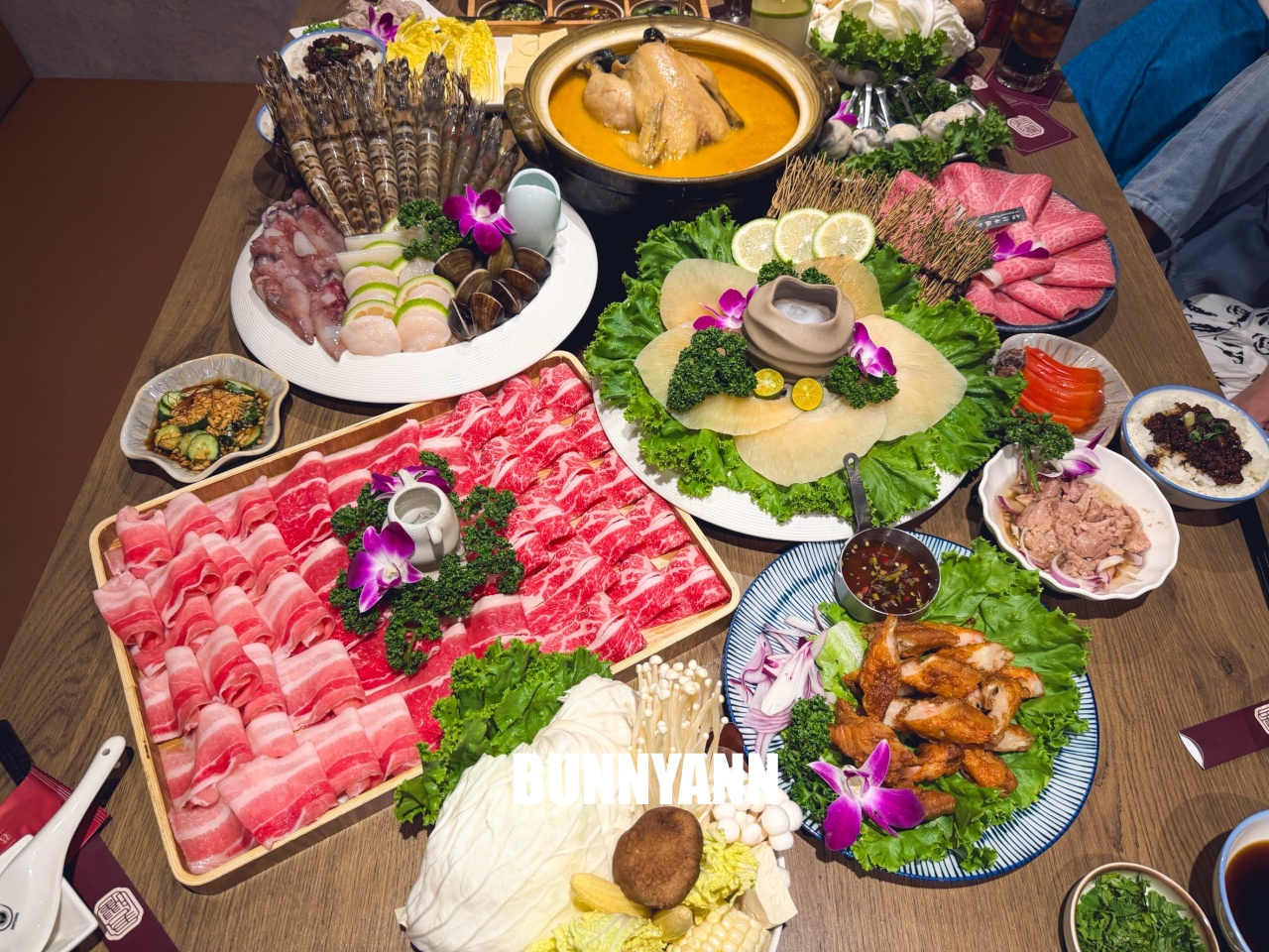 台北信義區美食「君曜雞湯」，被譽為雞湯界的LV！濃郁金黃湯頭超銷魂，包廂聚餐推薦