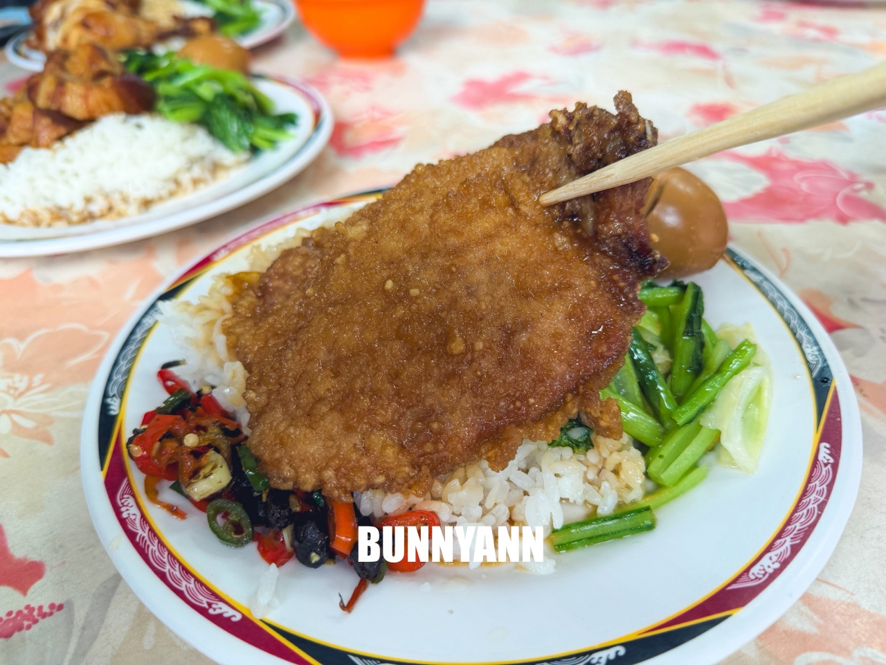 蘆洲梁記焢肉飯，在地人從小吃到大的老滋味，入味排骨跟軟嫩焢肉太銷魂(菜單)。