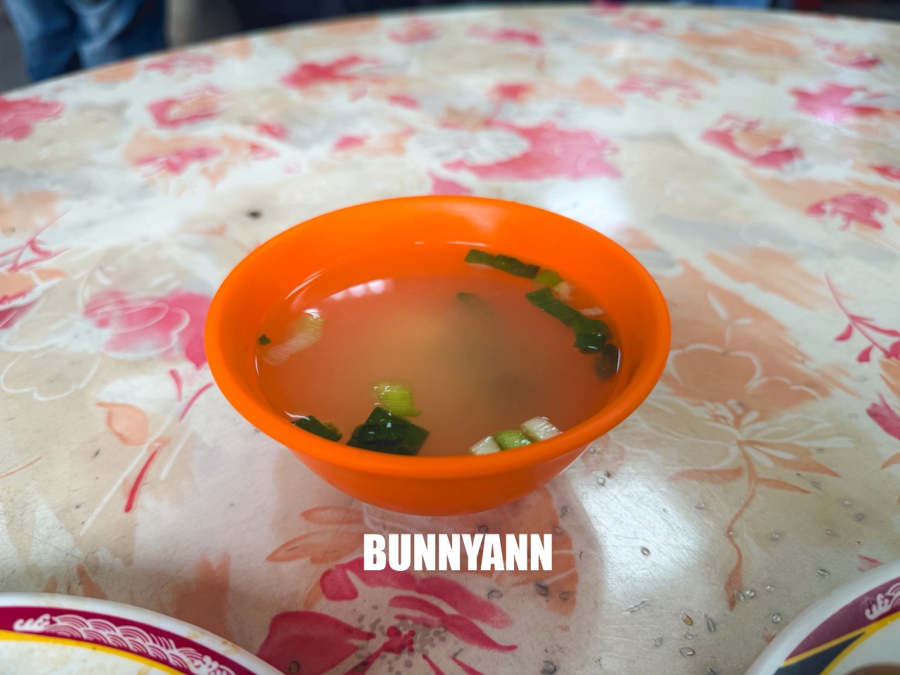 蘆洲梁記焢肉飯，在地人從小吃到大的老滋味，入味排骨跟軟嫩焢肉太銷魂(菜單)。