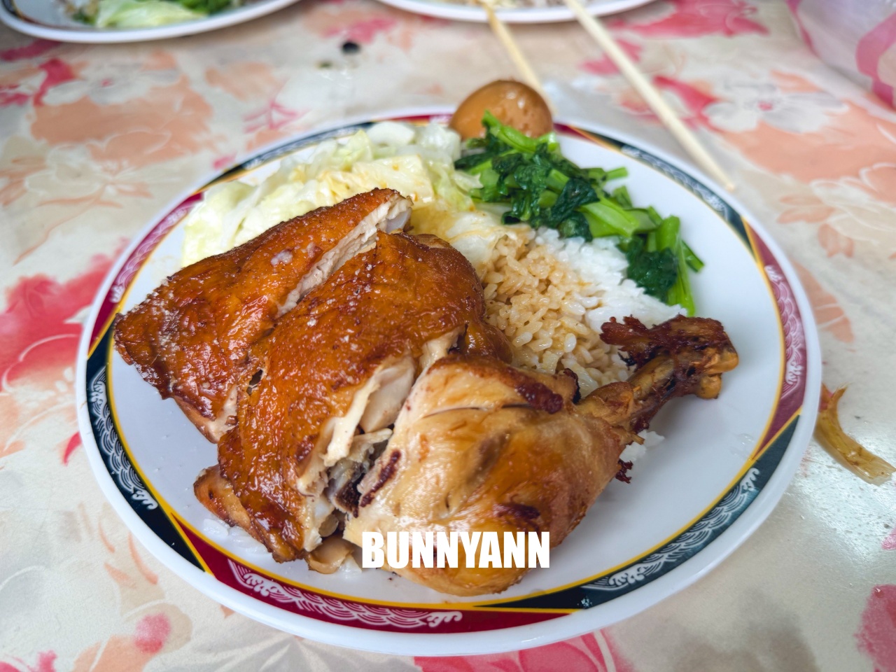 蘆洲梁記焢肉飯，在地人從小吃到大的老滋味，入味排骨跟軟嫩焢肉太銷魂(菜單)。