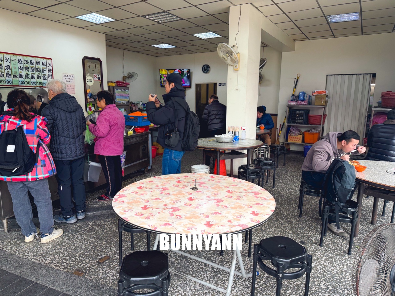 蘆洲梁記焢肉飯，在地人從小吃到大的老滋味，入味排骨跟軟嫩焢肉太銷魂(菜單)。