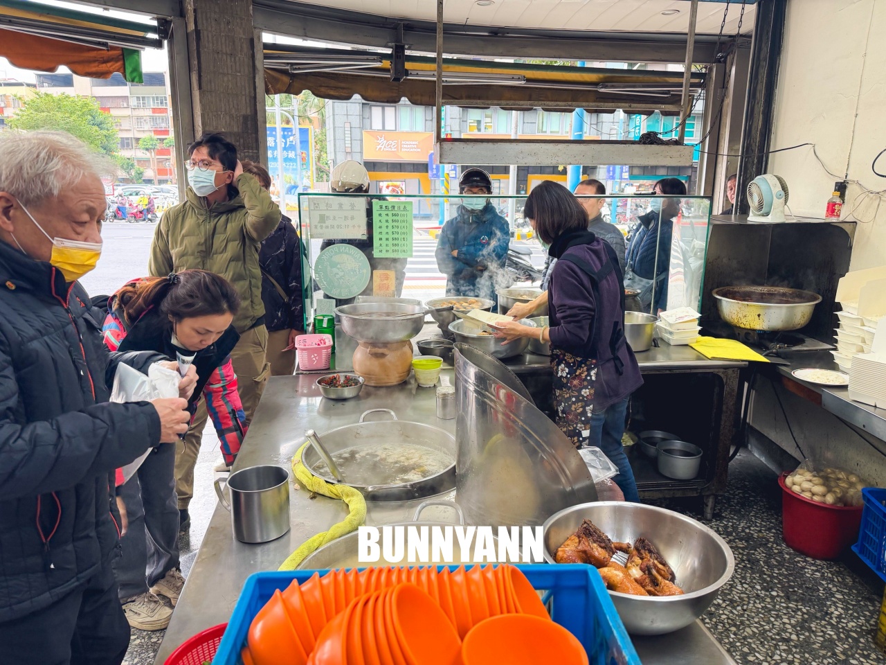 蘆洲梁記焢肉飯，在地人從小吃到大的老滋味，入味排骨跟軟嫩焢肉太銷魂(菜單)。