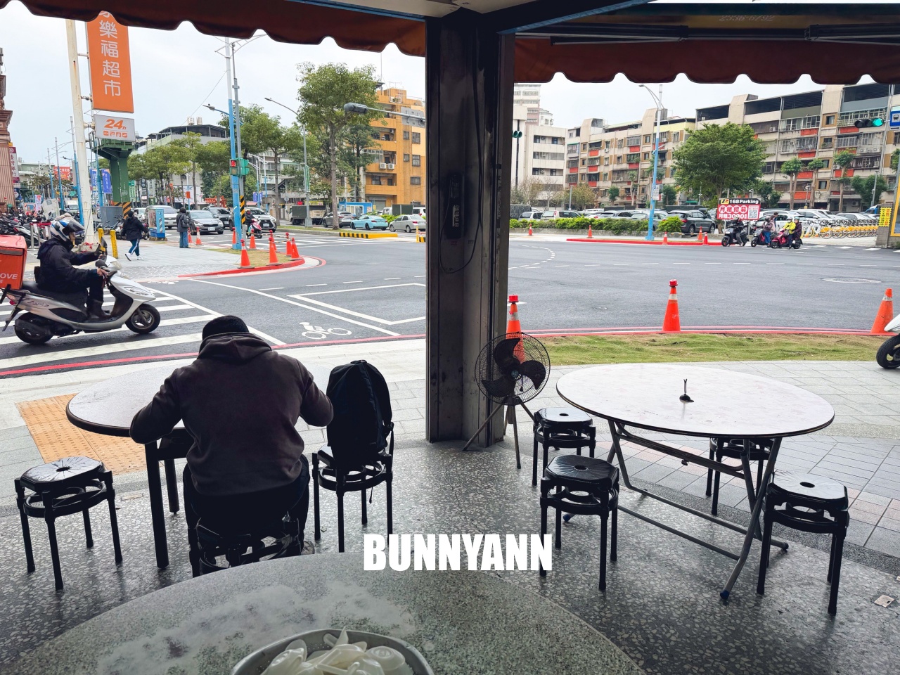 蘆洲梁記焢肉飯，在地人從小吃到大的老滋味，入味排骨跟軟嫩焢肉太銷魂(菜單)。