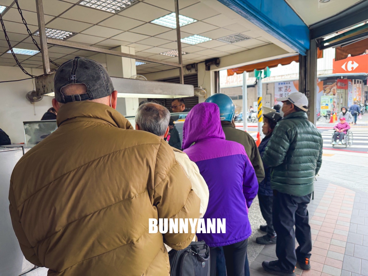 蘆洲梁記焢肉飯，在地人從小吃到大的老滋味，入味排骨跟軟嫩焢肉太銷魂(菜單)。