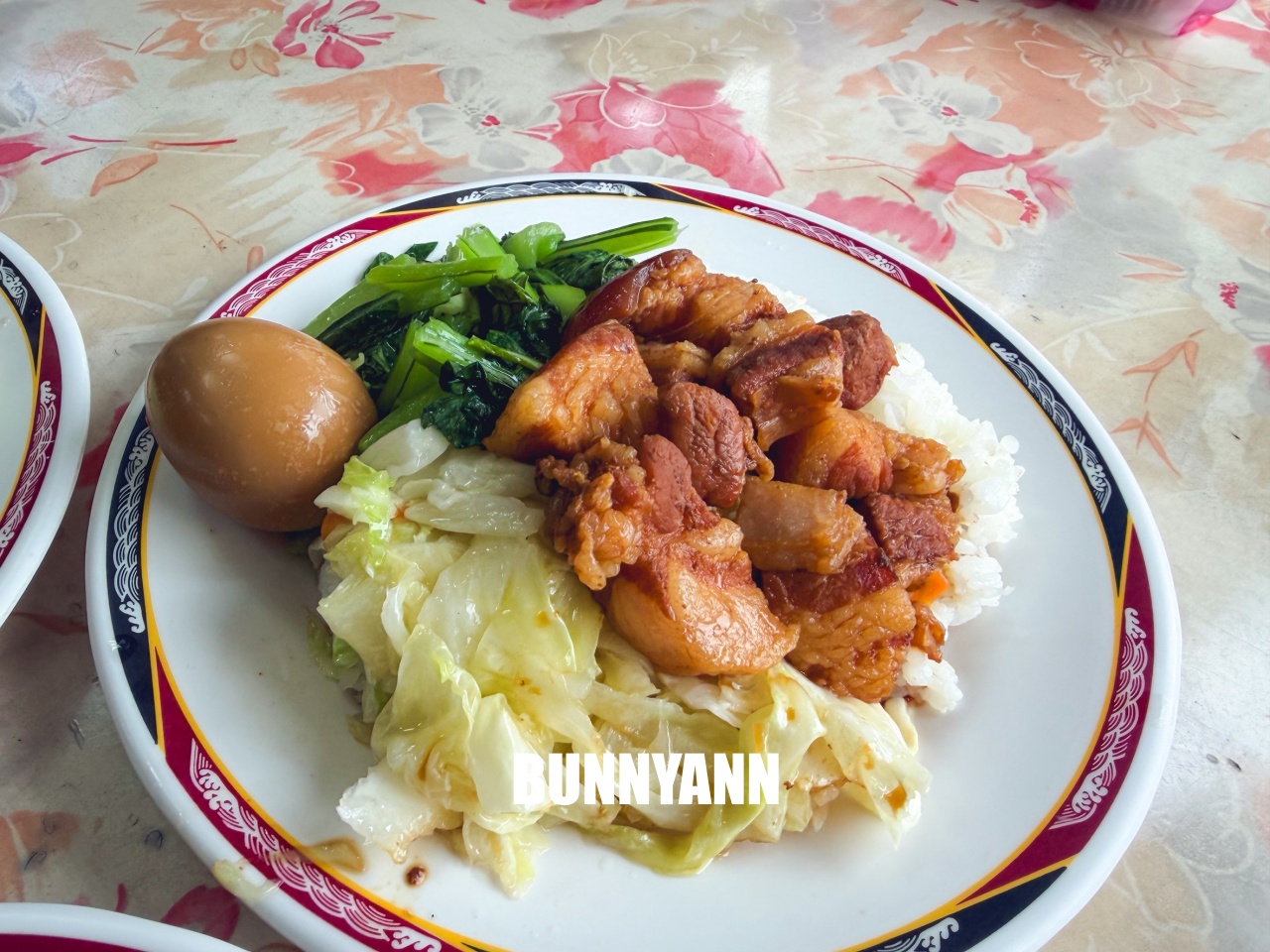 蘆洲梁記焢肉飯，在地人從小吃到大的老滋味，入味排骨跟軟嫩焢肉太銷魂(菜單)。