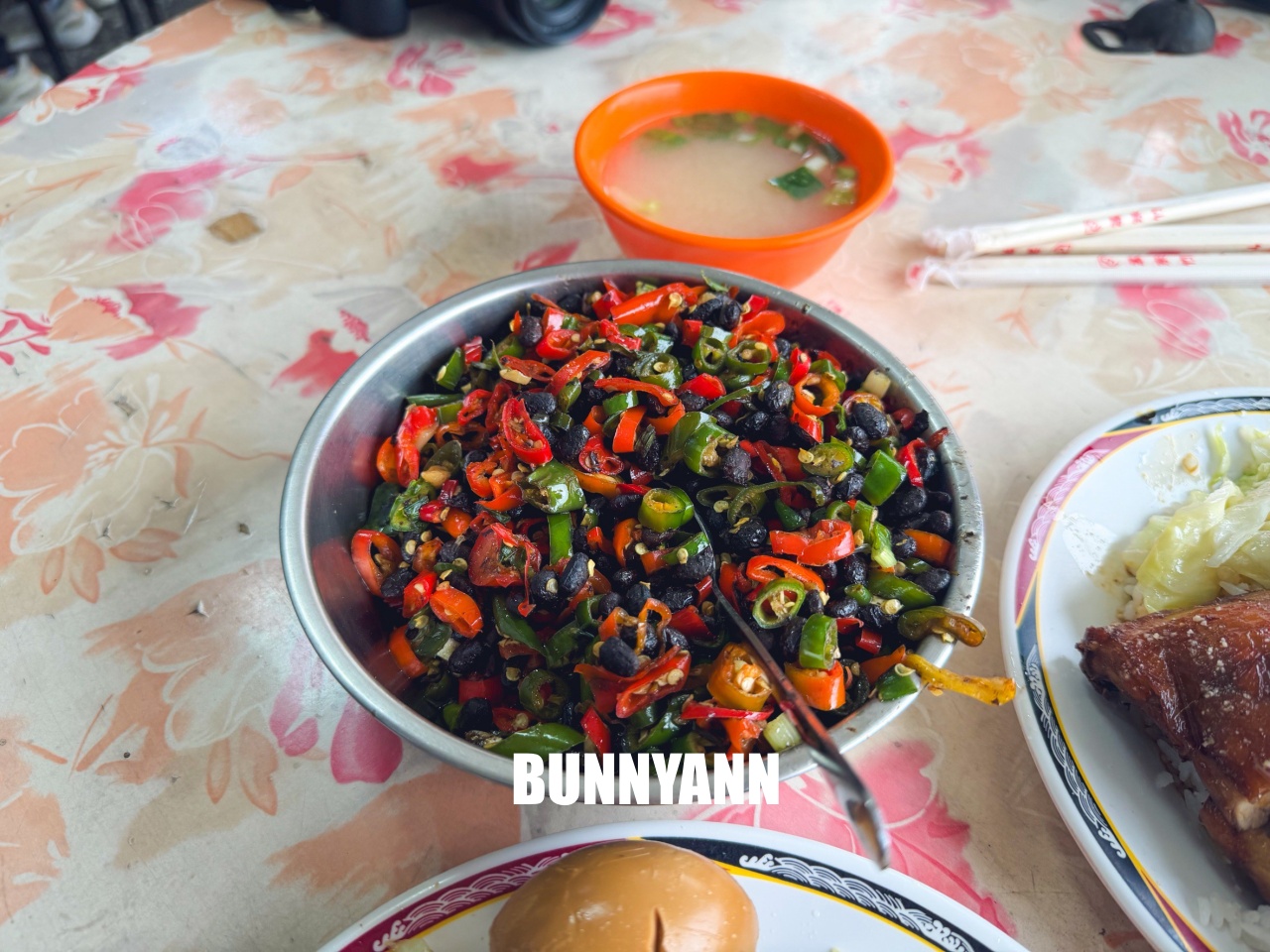 蘆洲梁記焢肉飯，在地人從小吃到大的老滋味，入味排骨跟軟嫩焢肉太銷魂(菜單)。