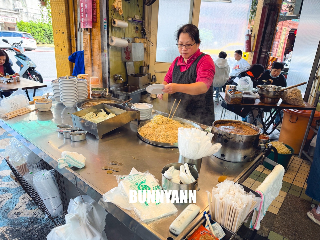 萬華美食【正老牌魷魚平】西門町飄香一甲子老店，必點魷魚羹配炒米粉超強組合！