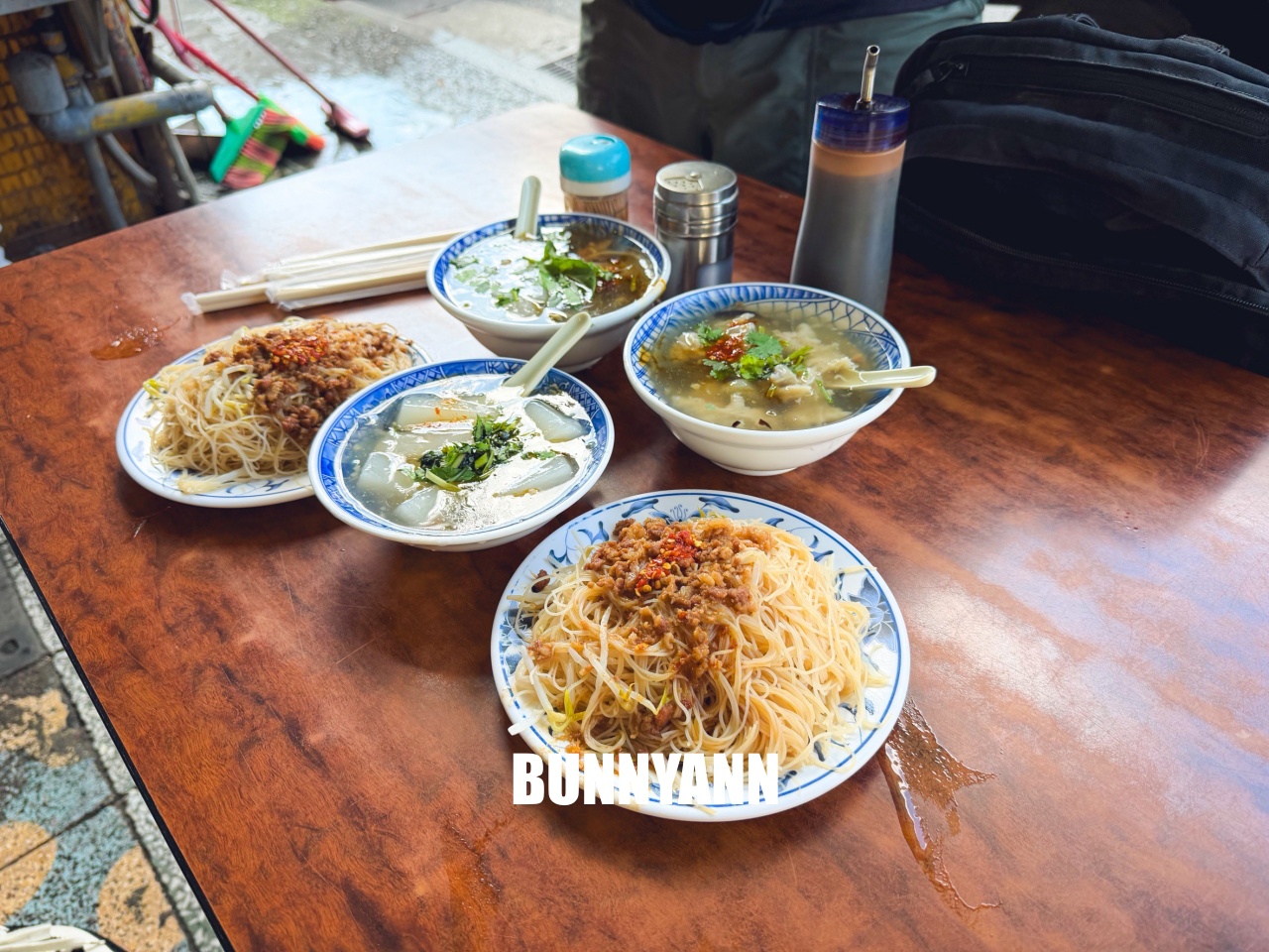 萬華美食【正老牌魷魚平】西門町飄香一甲子老店，必點魷魚羹配炒米粉超強組合！