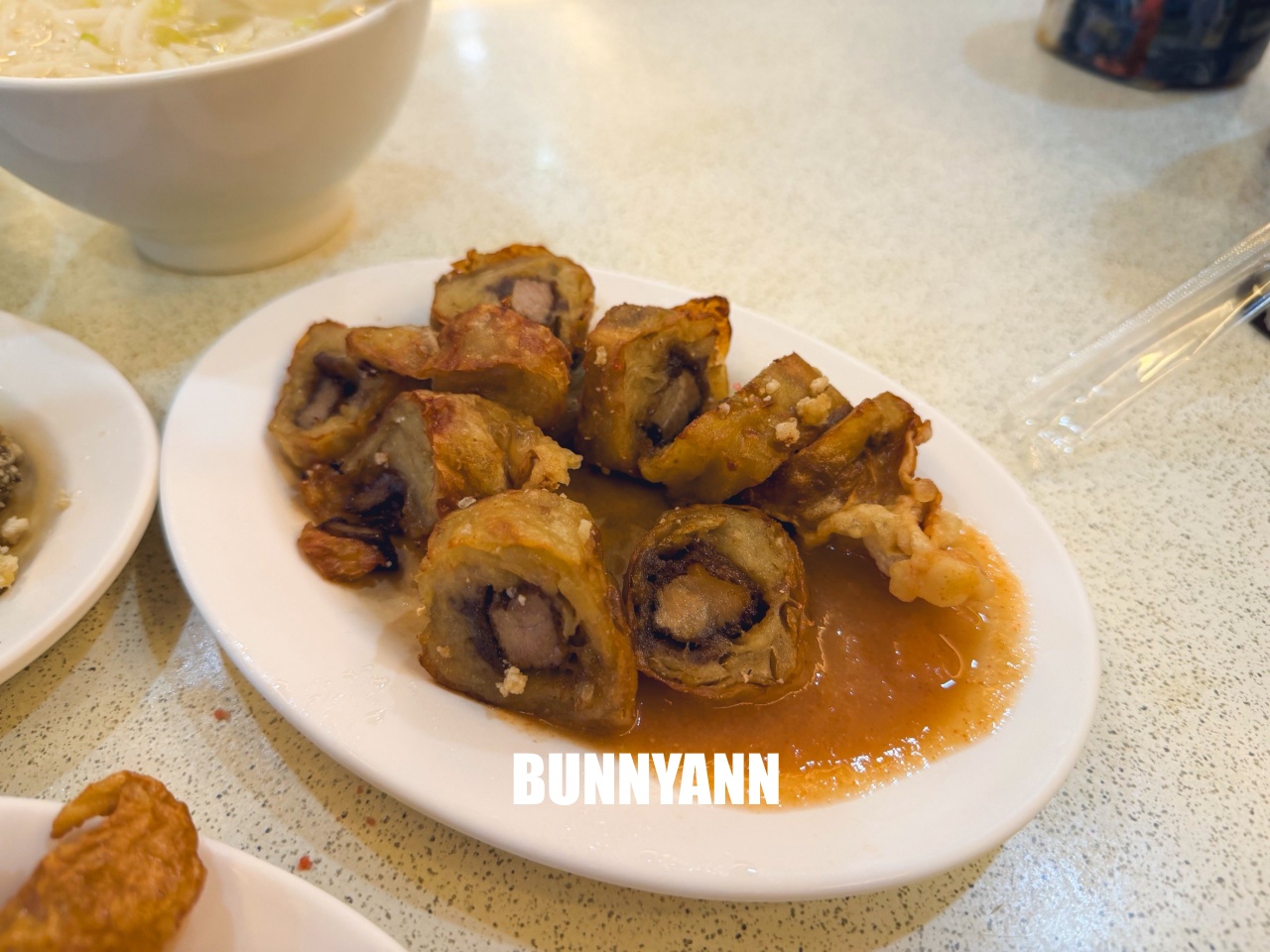 汐止美食【汐止街仔內米粉湯】隱藏版巷弄美味，紅燒肉堆成小山，CP值超高的人氣在地小吃！