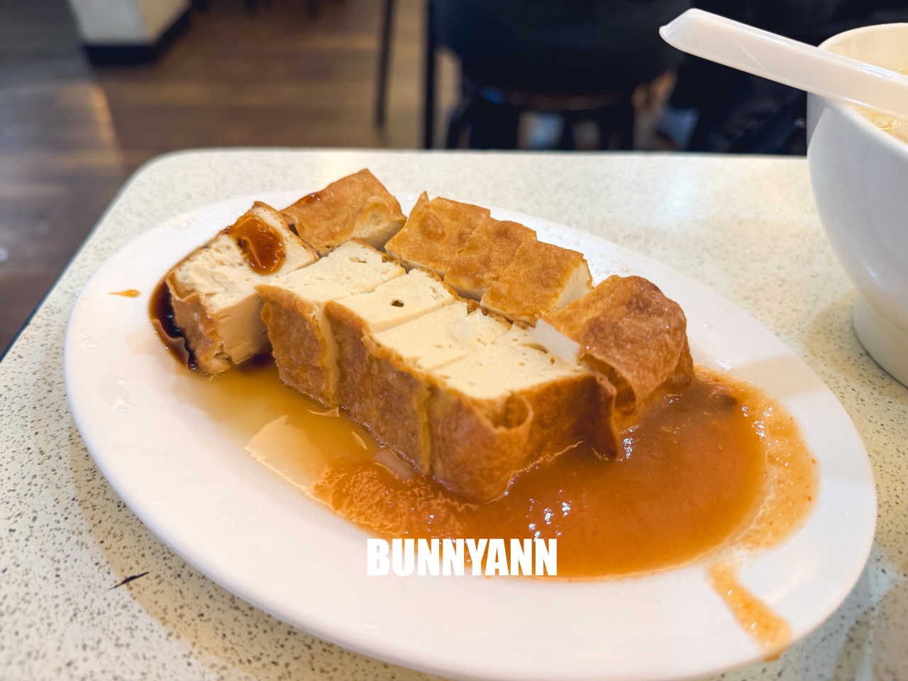 汐止美食【汐止街仔內米粉湯】隱藏版巷弄美味，紅燒肉堆成小山，CP值超高的人氣在地小吃！