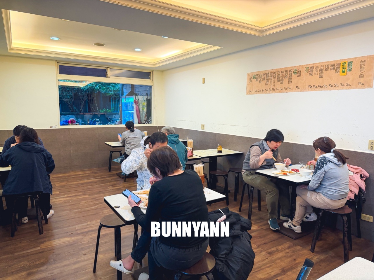 汐止美食【汐止街仔內米粉湯】隱藏版巷弄美味，紅燒肉堆成小山，CP值超高的人氣在地小吃！