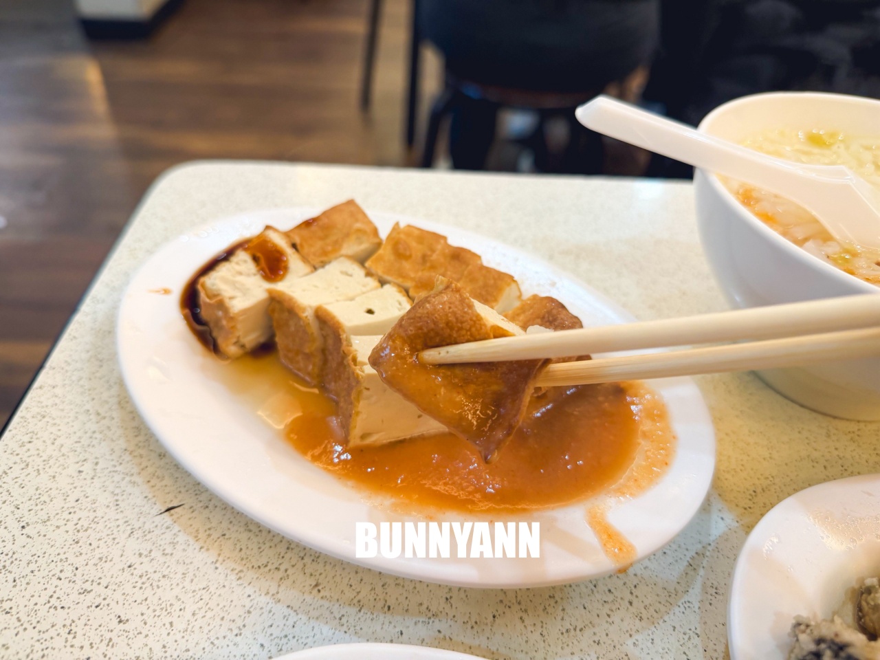 汐止美食【汐止街仔內米粉湯】隱藏版巷弄美味，紅燒肉堆成小山，CP值超高的人氣在地小吃！