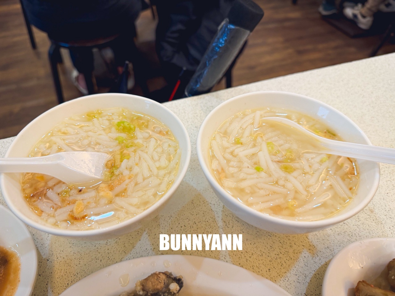 汐止美食【汐止街仔內米粉湯】隱藏版巷弄美味，紅燒肉堆成小山，CP值超高的人氣在地小吃！