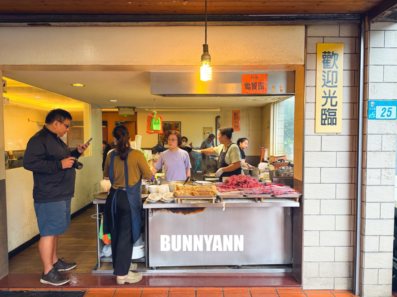 汐止美食【汐止街仔內米粉湯】隱藏版巷弄美味，紅燒肉堆成小山，CP值超高的人氣在地小吃！