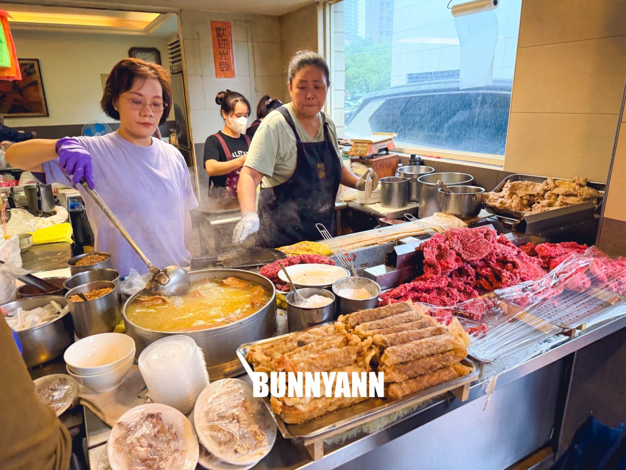 汐止美食【汐止街仔內米粉湯】隱藏版巷弄美味，紅燒肉堆成小山，CP值超高的人氣在地小吃！