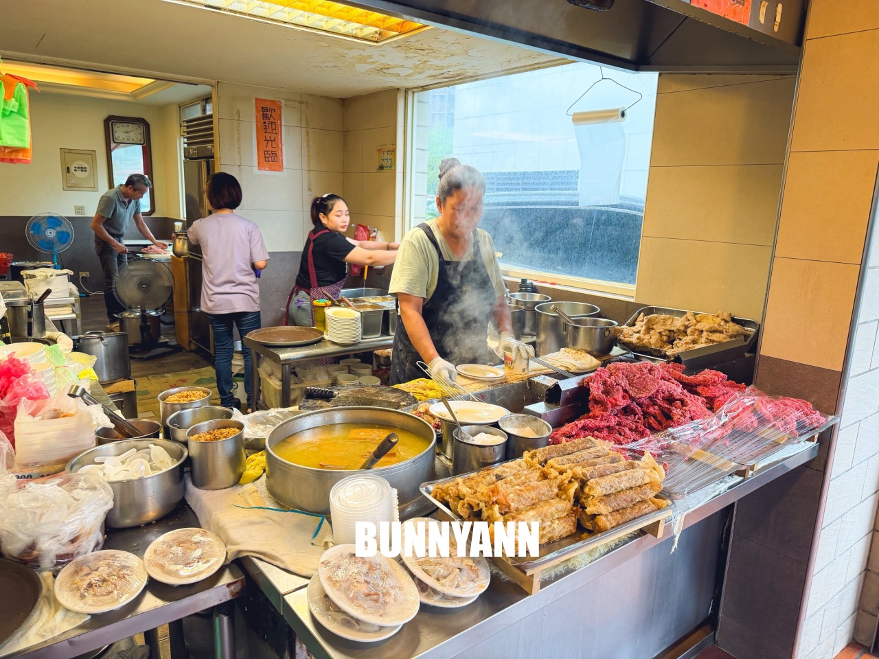 汐止美食【汐止街仔內米粉湯】隱藏版巷弄美味，紅燒肉堆成小山，CP值超高的人氣在地小吃！