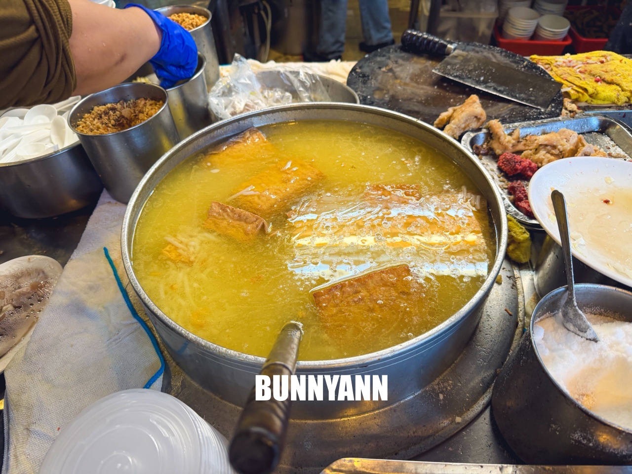 汐止美食【汐止街仔內米粉湯】隱藏版巷弄美味，紅燒肉堆成小山，CP值超高的人氣在地小吃！