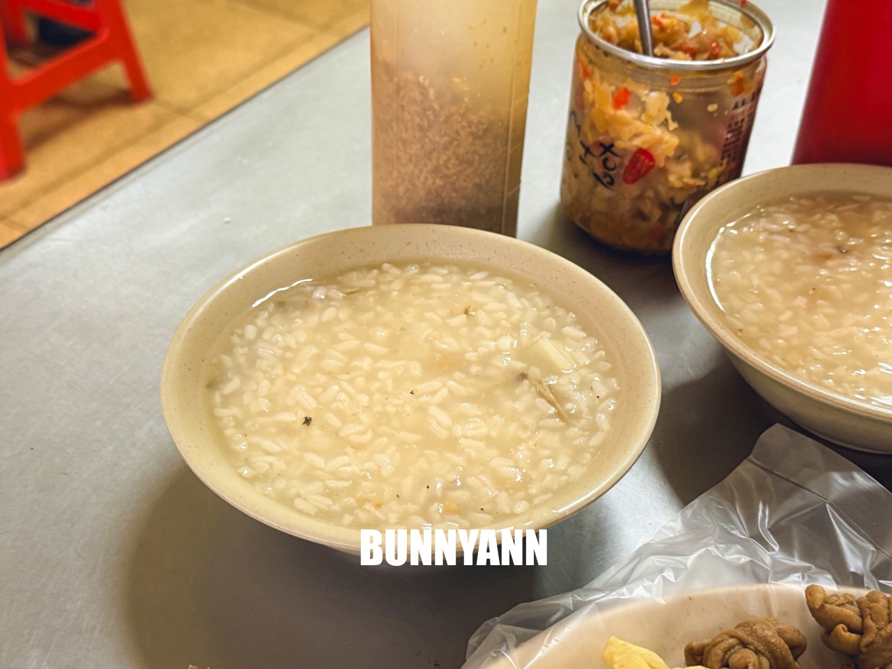 汐止美食【汐止車頭鹹粥】60年老字號宵夜場,暖心鹹粥只要30元,必點紅燒肉配辣蘿蔔太銷魂! 汐止美食【汐止車頭鹹粥】60年老字號宵夜場,暖心鹹粥只要30元,必點紅燒肉配辣蘿蔔太銷魂!