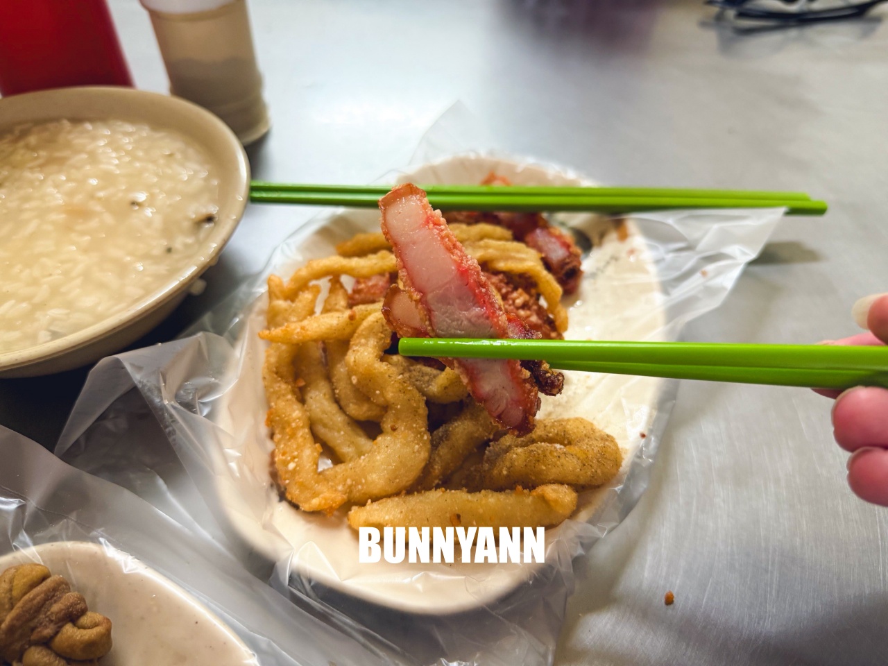 汐止美食【汐止車頭鹹粥】60年老字號宵夜場，暖心鹹粥只要30元，必點紅燒肉配辣蘿蔔太銷魂！