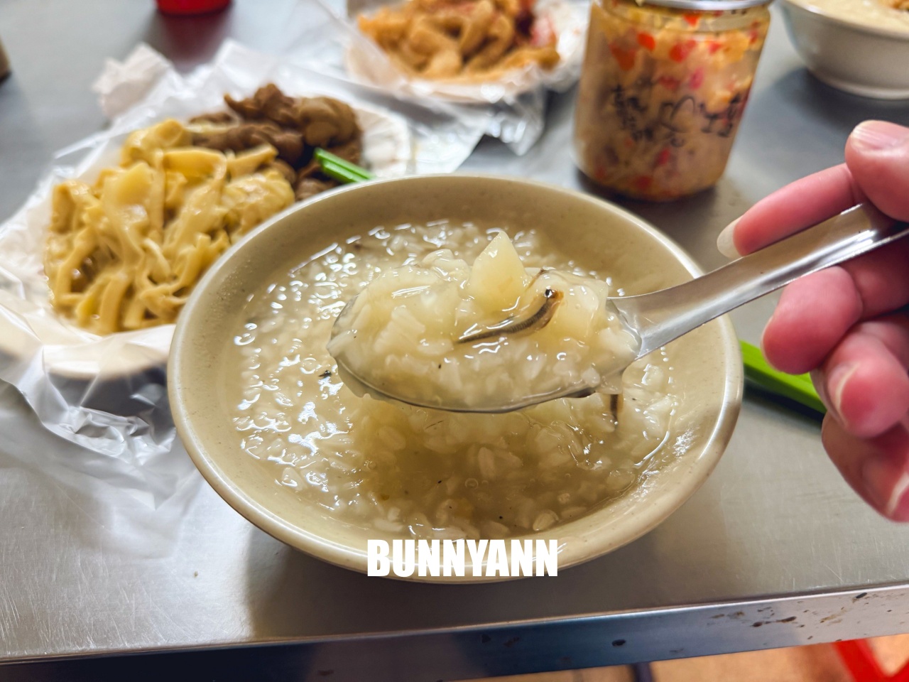 汐止美食【汐止車頭鹹粥】60年老字號宵夜場,暖心鹹粥只要30元,必點紅燒肉配辣蘿蔔太銷魂! 汐止美食【汐止車頭鹹粥】60年老字號宵夜場,暖心鹹粥只要30元,必點紅燒肉配辣蘿蔔太銷魂!