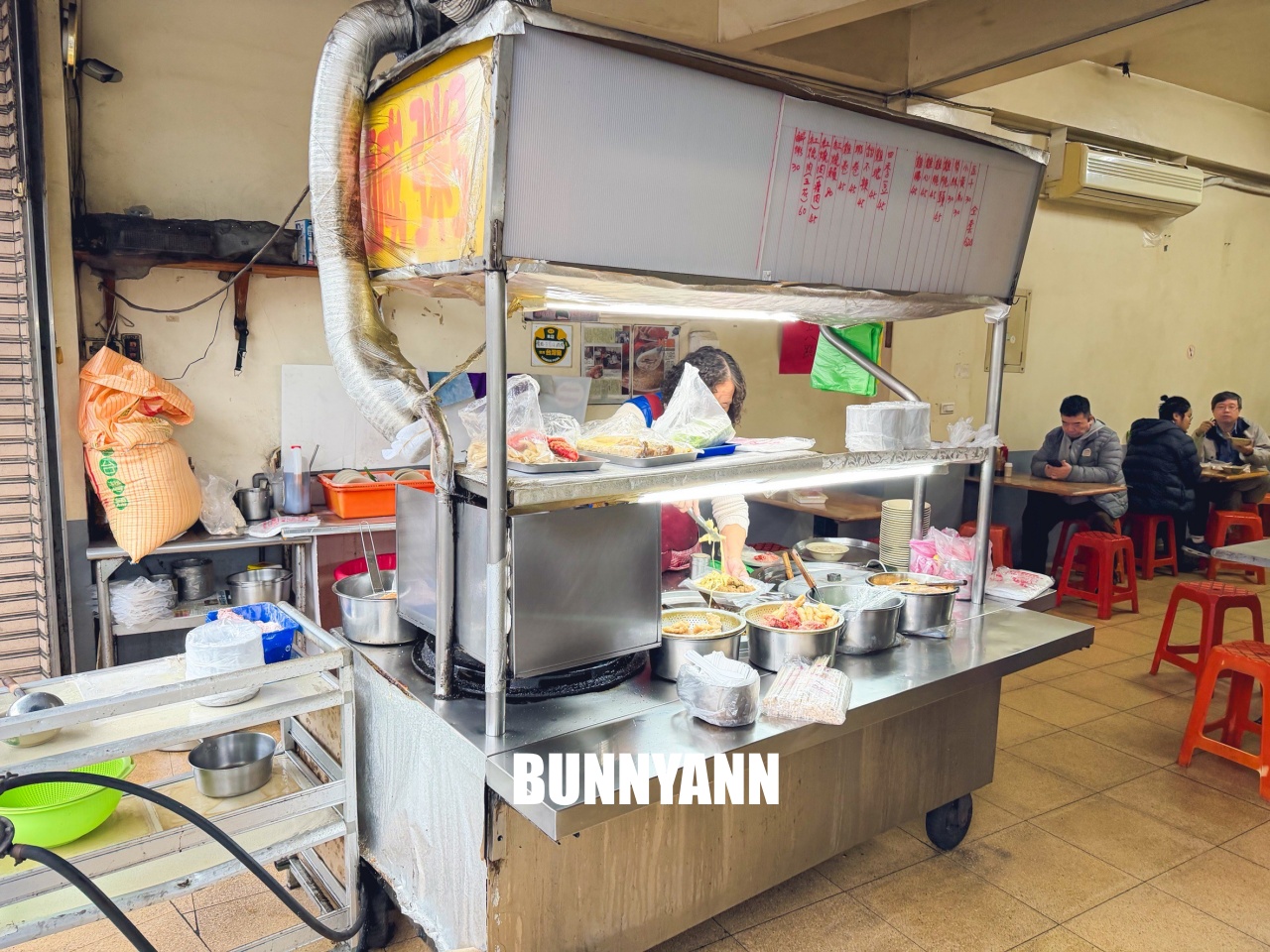 汐止美食【汐止車頭鹹粥】60年老字號宵夜場,暖心鹹粥只要30元,必點紅燒肉配辣蘿蔔太銷魂! 汐止美食【汐止車頭鹹粥】60年老字號宵夜場,暖心鹹粥只要30元,必點紅燒肉配辣蘿蔔太銷魂!