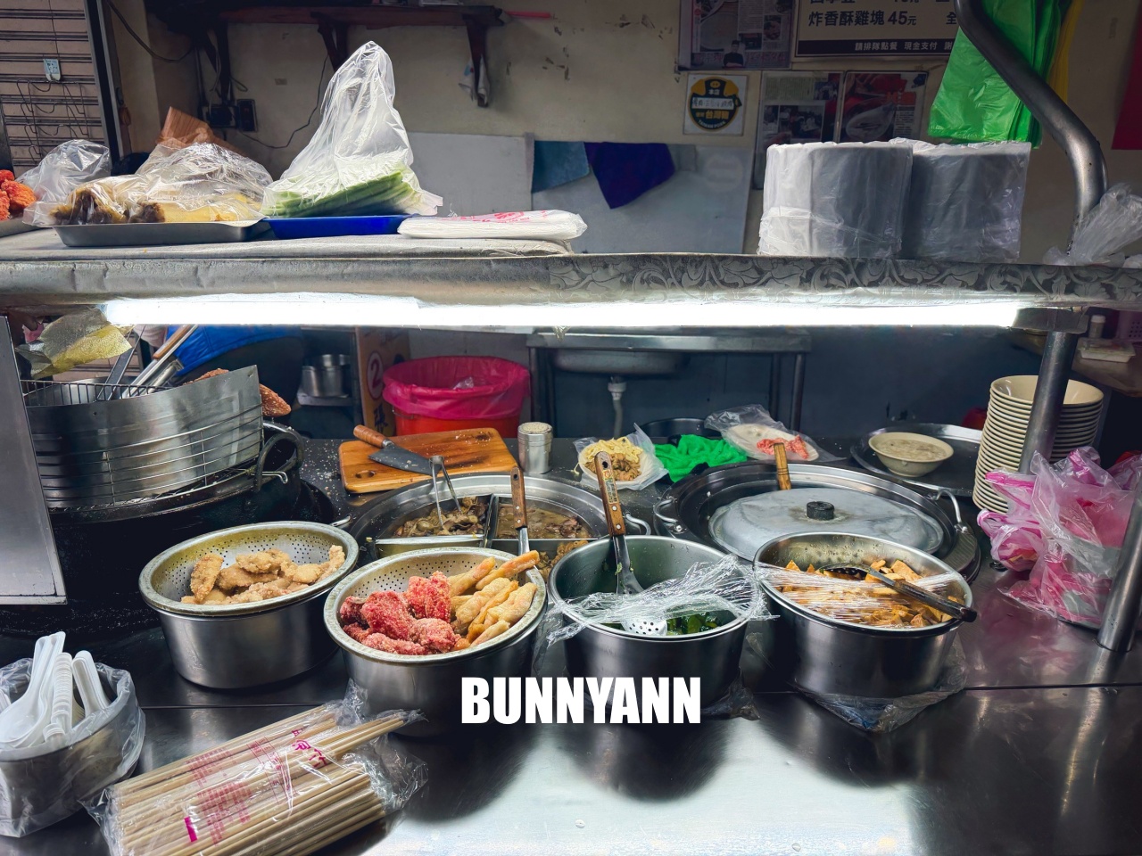 汐止美食【汐止車頭鹹粥】60年老字號宵夜場,暖心鹹粥只要30元,必點紅燒肉配辣蘿蔔太銷魂! 汐止美食【汐止車頭鹹粥】60年老字號宵夜場,暖心鹹粥只要30元,必點紅燒肉配辣蘿蔔太銷魂!