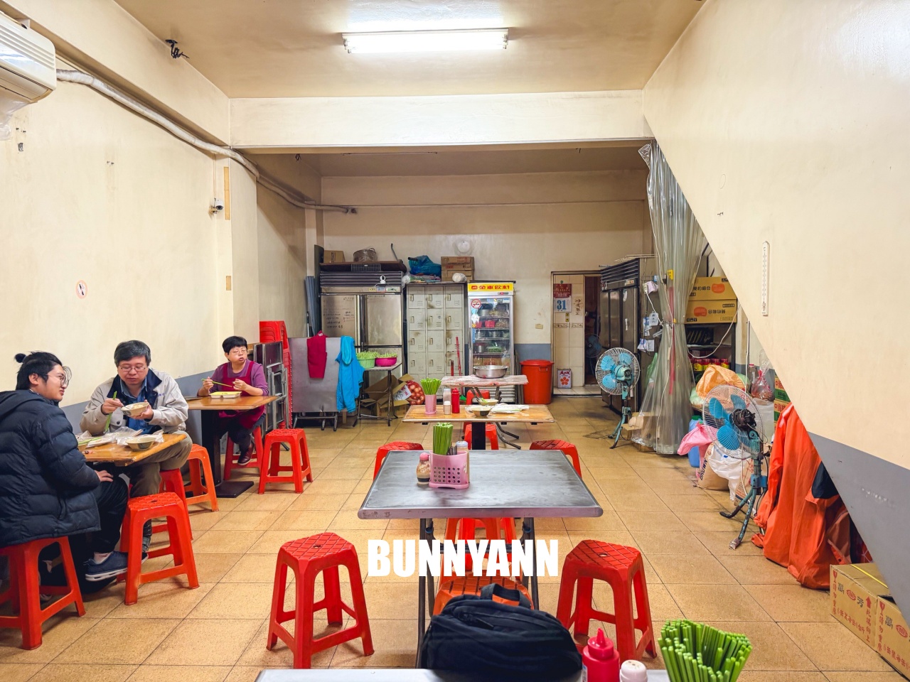 汐止美食【汐止車頭鹹粥】60年老字號宵夜場，暖心鹹粥只要30元，必點紅燒肉配辣蘿蔔太銷魂！