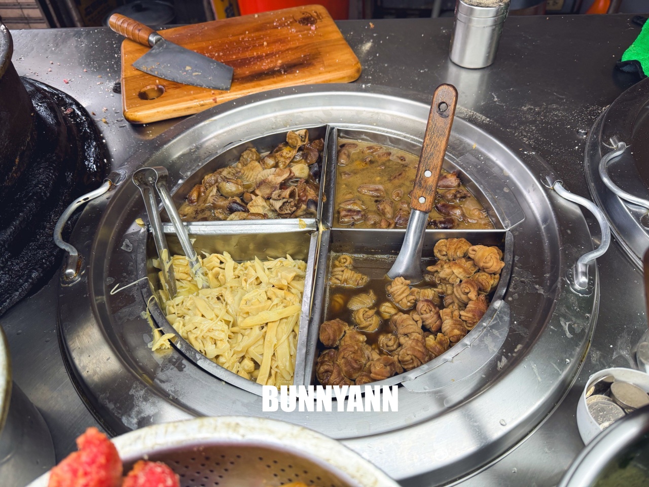 汐止美食【汐止車頭鹹粥】60年老字號宵夜場,暖心鹹粥只要30元,必點紅燒肉配辣蘿蔔太銷魂! 汐止美食【汐止車頭鹹粥】60年老字號宵夜場,暖心鹹粥只要30元,必點紅燒肉配辣蘿蔔太銷魂!