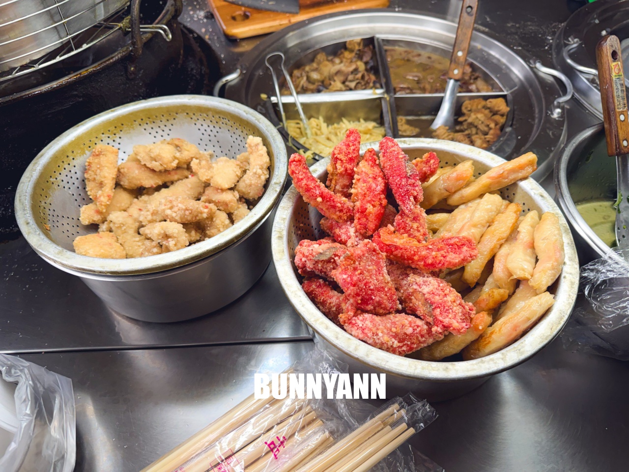 汐止美食【汐止車頭鹹粥】60年老字號宵夜場，暖心鹹粥只要30元，必點紅燒肉配辣蘿蔔太銷魂！