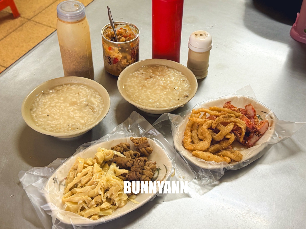 汐止美食【汐止車頭鹹粥】60年老字號宵夜場,暖心鹹粥只要30元,必點紅燒肉配辣蘿蔔太銷魂! 汐止美食【汐止車頭鹹粥】60年老字號宵夜場,暖心鹹粥只要30元,必點紅燒肉配辣蘿蔔太銷魂!