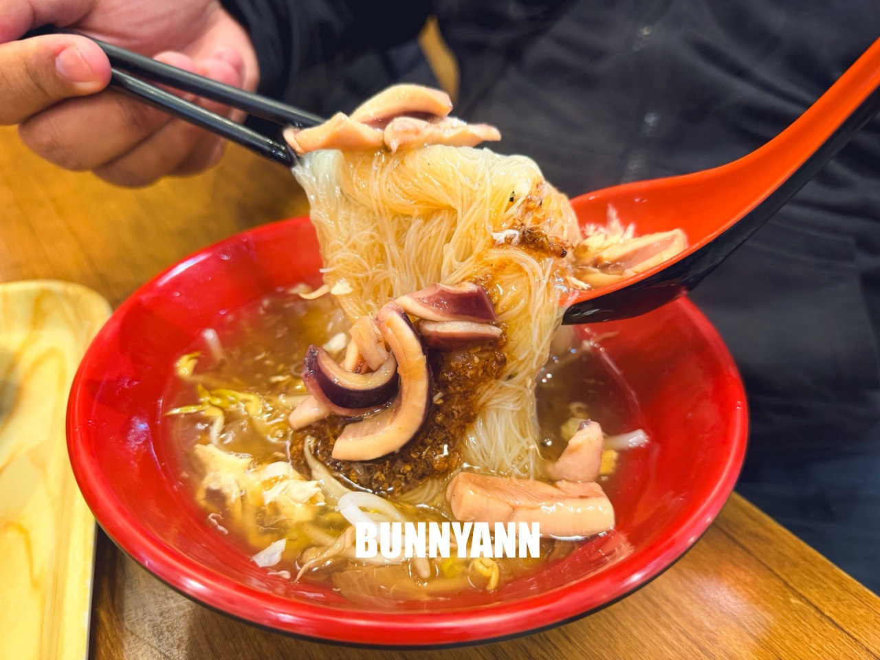 汐止美食海龍王魷魚羹，超好喝柴魚湯頭，脆口生魷魚配上蛋花太銷魂，在地人推薦必吃！