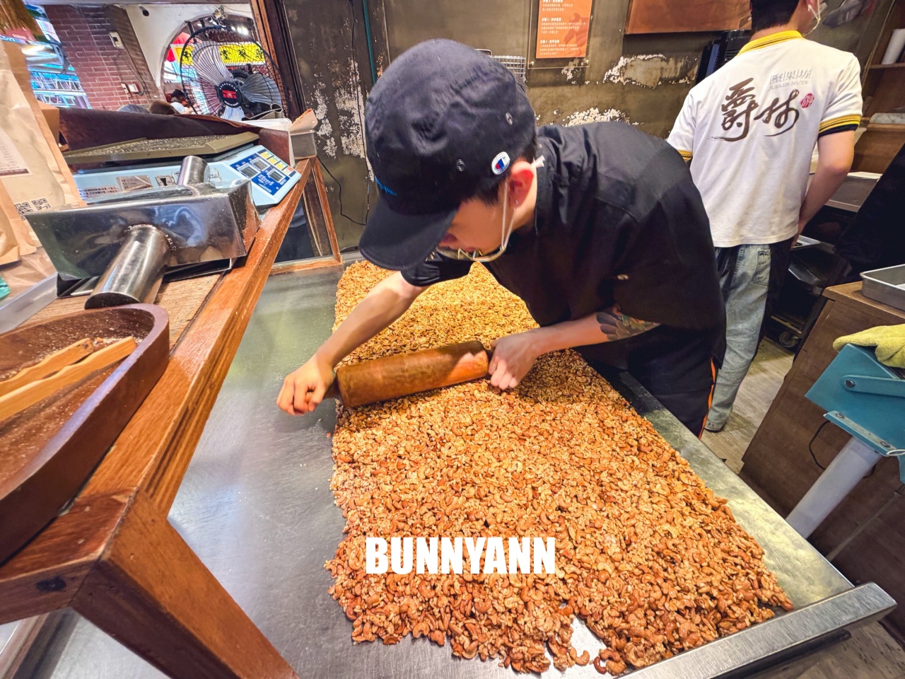 台北迪化街最強伴手禮！「爵林堅果坊」現炒花生糖酥脆不黏牙，試吃大方送，買到手軟才甘心！