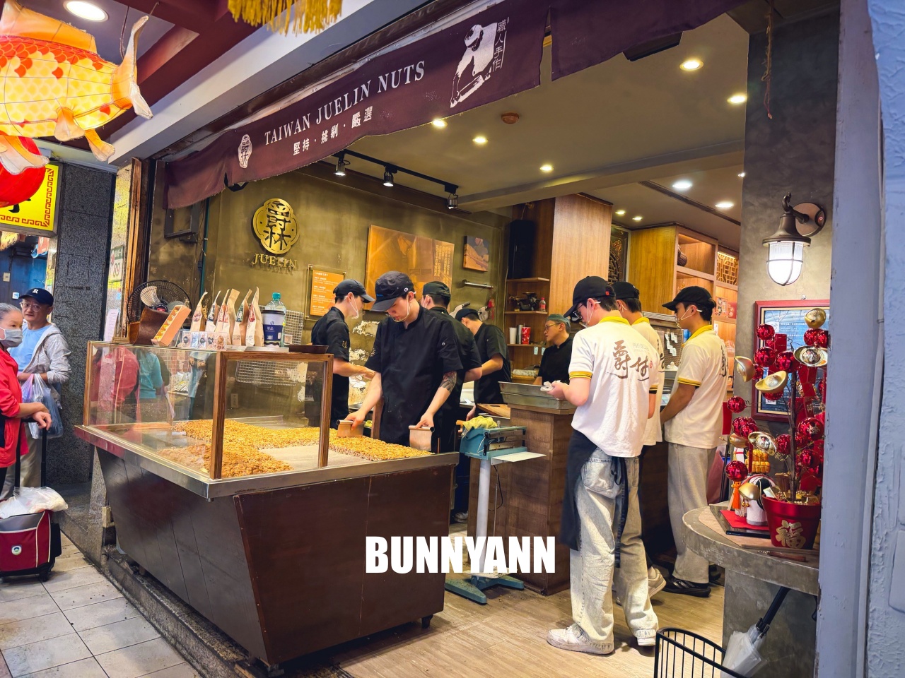 台北迪化街最強伴手禮!「爵林堅果坊」現炒花生糖酥脆不黏牙,試吃大方送,買到手軟才甘心! 台北迪化街最強伴手禮!「爵林堅果坊」現炒花生糖酥脆不黏牙,試吃大方送,買到手軟才甘心!