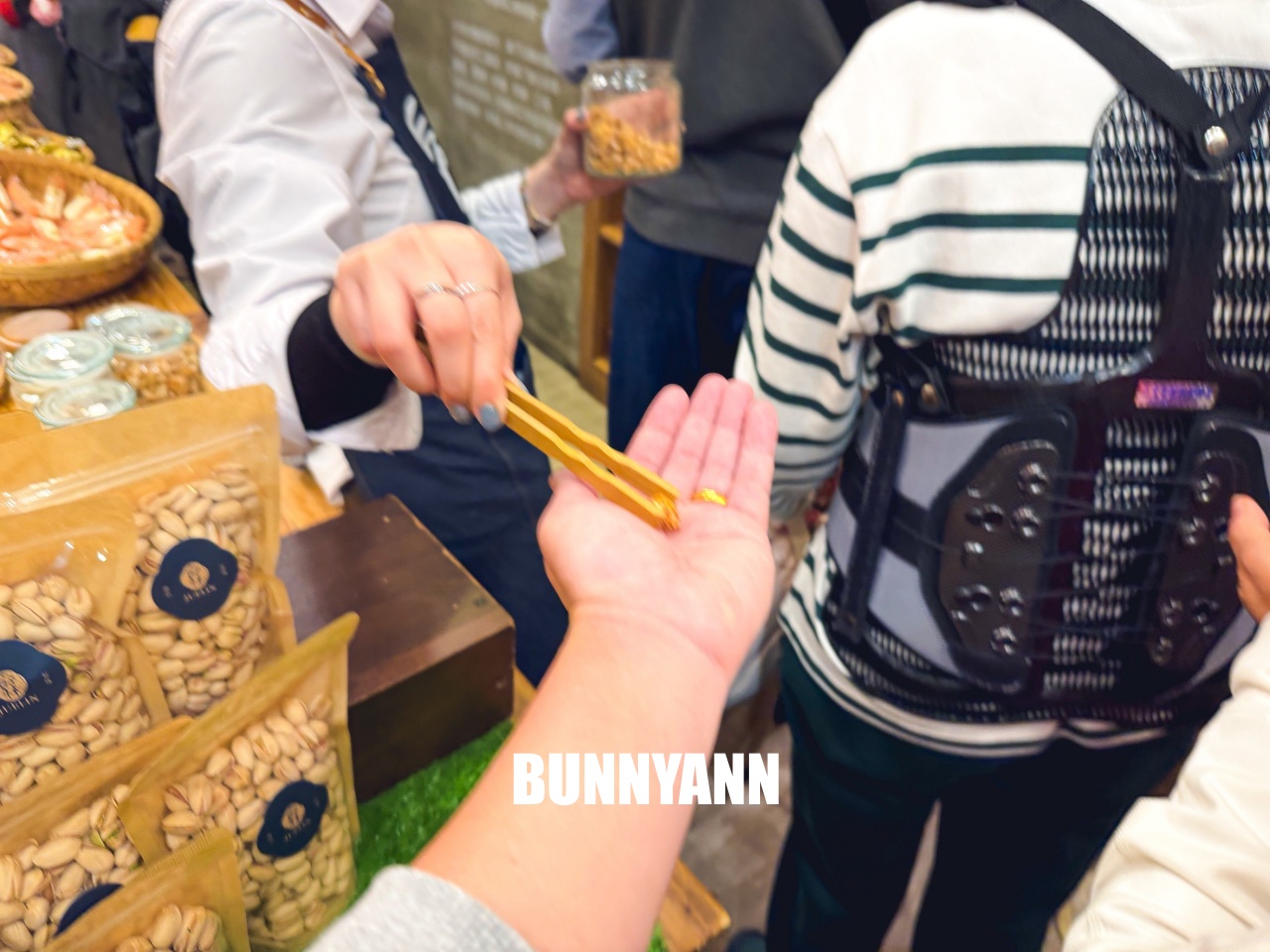 台北迪化街最強伴手禮！「爵林堅果坊」現炒花生糖酥脆不黏牙，試吃大方送，買到手軟才甘心！