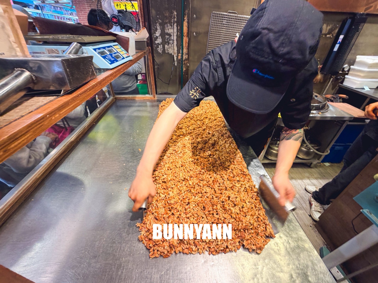 台北迪化街最強伴手禮!「爵林堅果坊」現炒花生糖酥脆不黏牙,試吃大方送,買到手軟才甘心! 台北迪化街最強伴手禮!「爵林堅果坊」現炒花生糖酥脆不黏牙,試吃大方送,買到手軟才甘心!