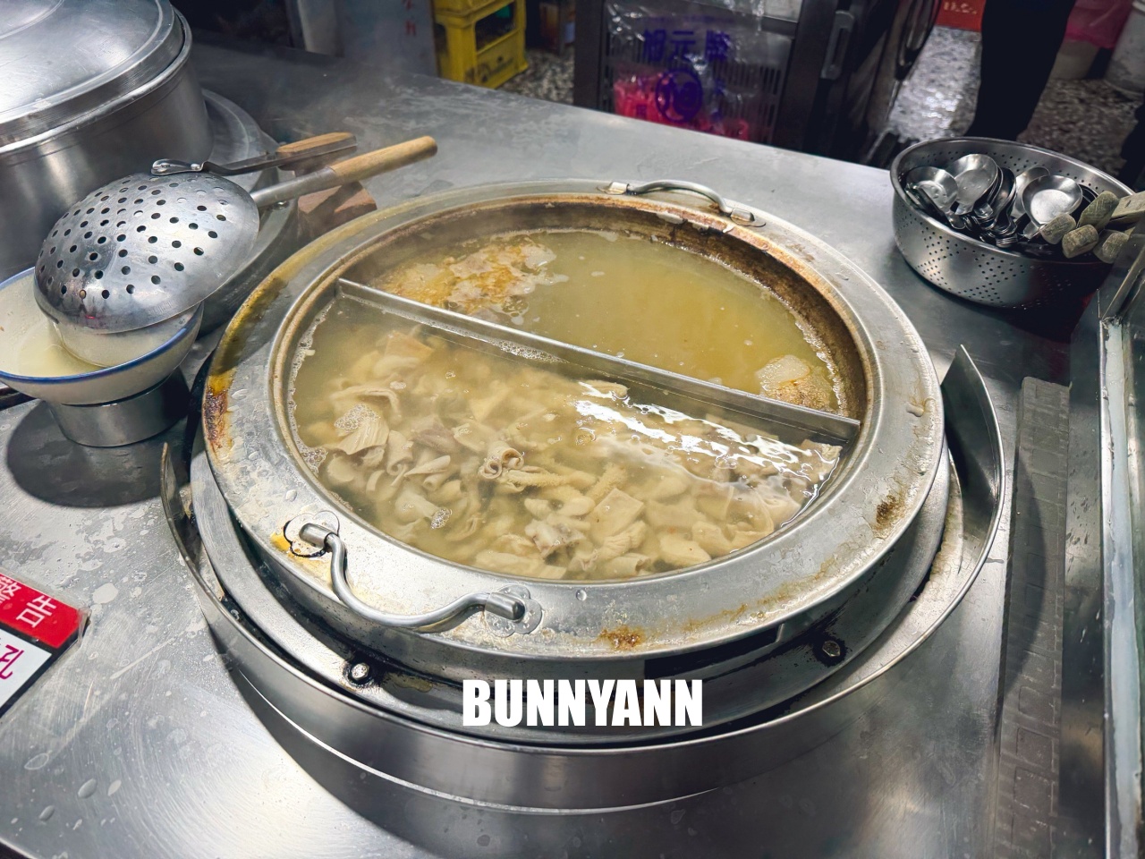 基隆美食【牛肉德沙茶炒牛肉】在地人激推的咖哩沙茶香,清燉牛雜湯料多實在超好喝! 基隆美食【牛肉德沙茶炒牛肉】在地人激推的咖哩沙茶香,清燉牛雜湯料多實在超好喝!