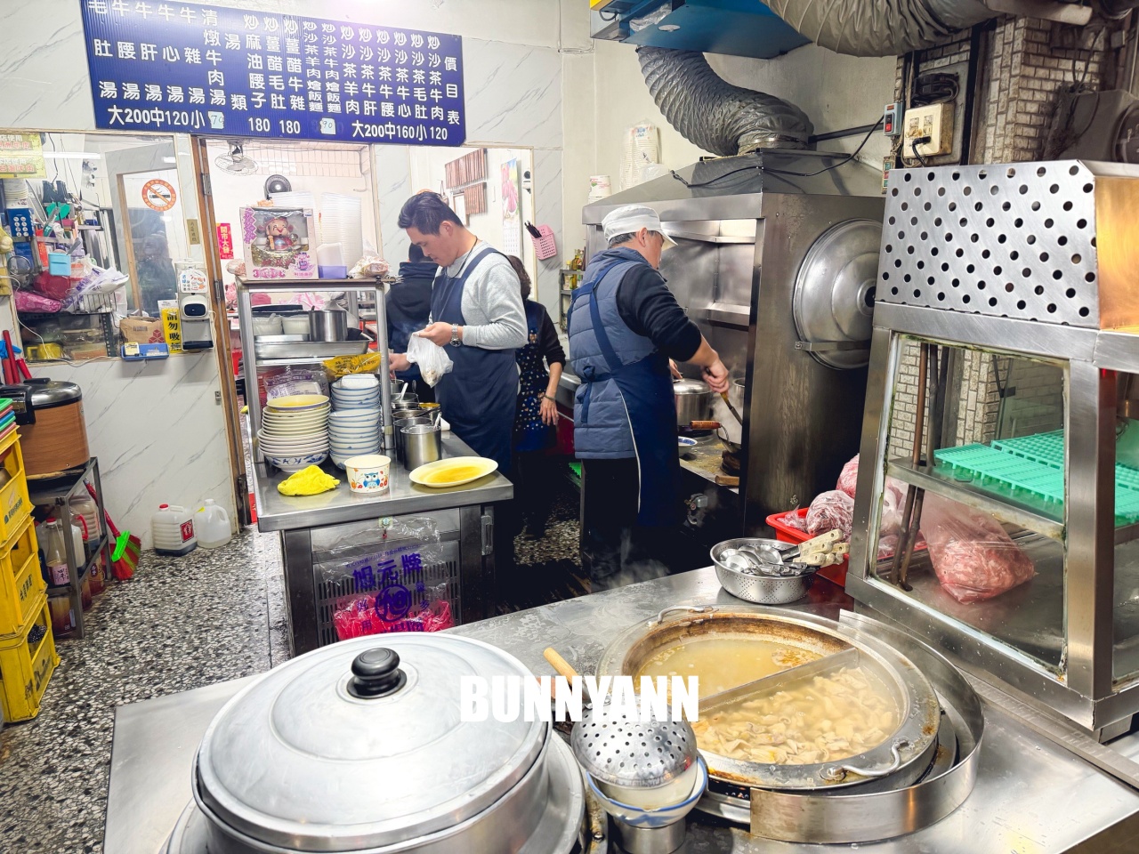 基隆美食【牛肉德沙茶炒牛肉】在地人激推的咖哩沙茶香，清燉牛雜湯料多實在超好喝！