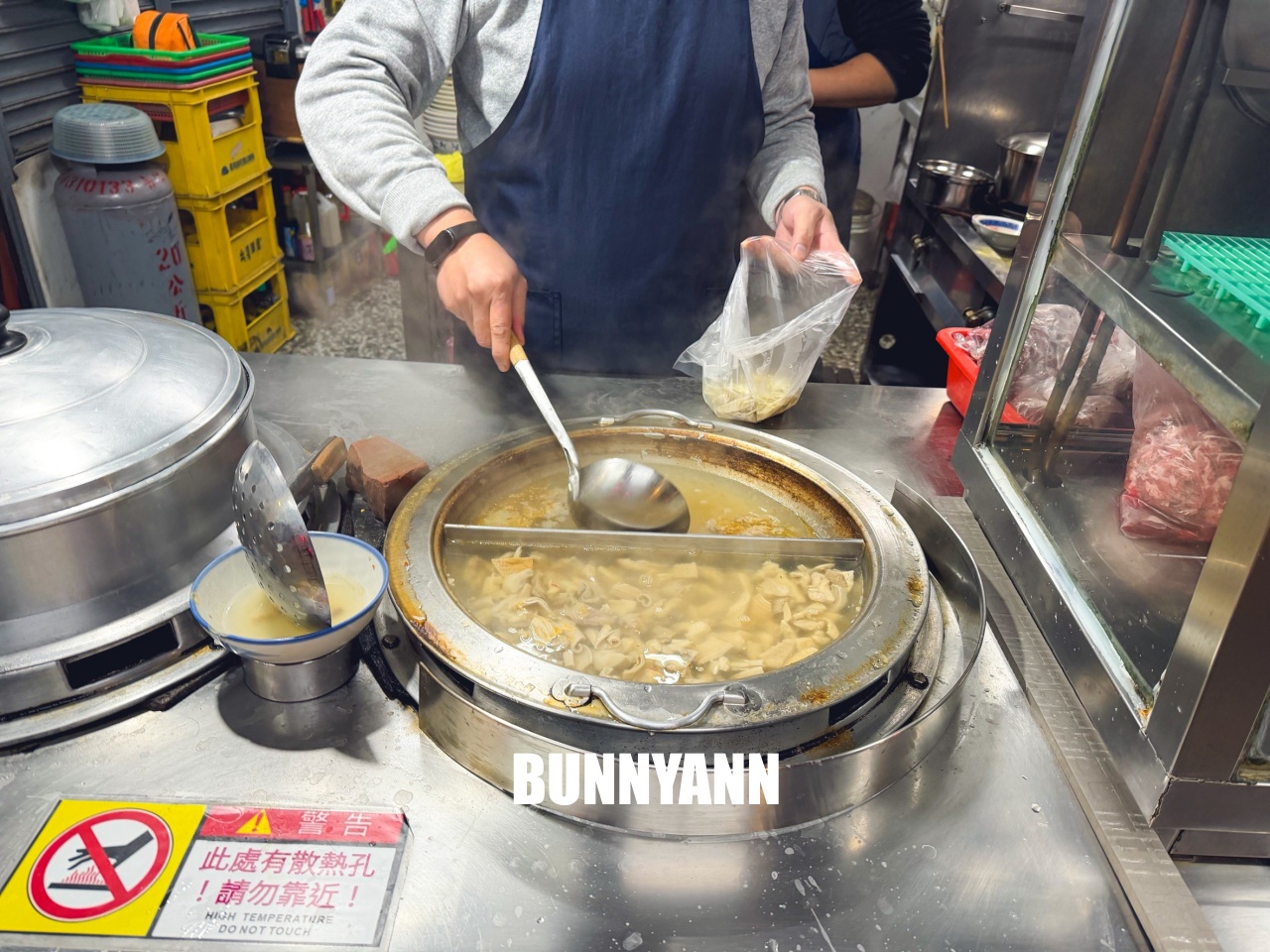 基隆美食【牛肉德沙茶炒牛肉】在地人激推的咖哩沙茶香，清燉牛雜湯料多實在超好喝！