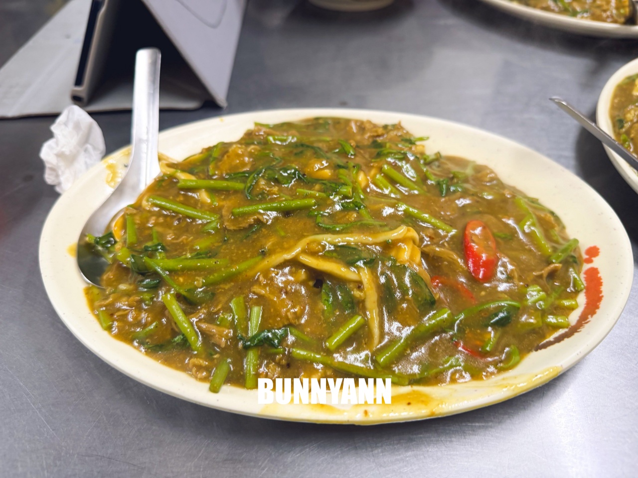 基隆美食【牛肉德沙茶炒牛肉】在地人激推的咖哩沙茶香，清燉牛雜湯料多實在超好喝！