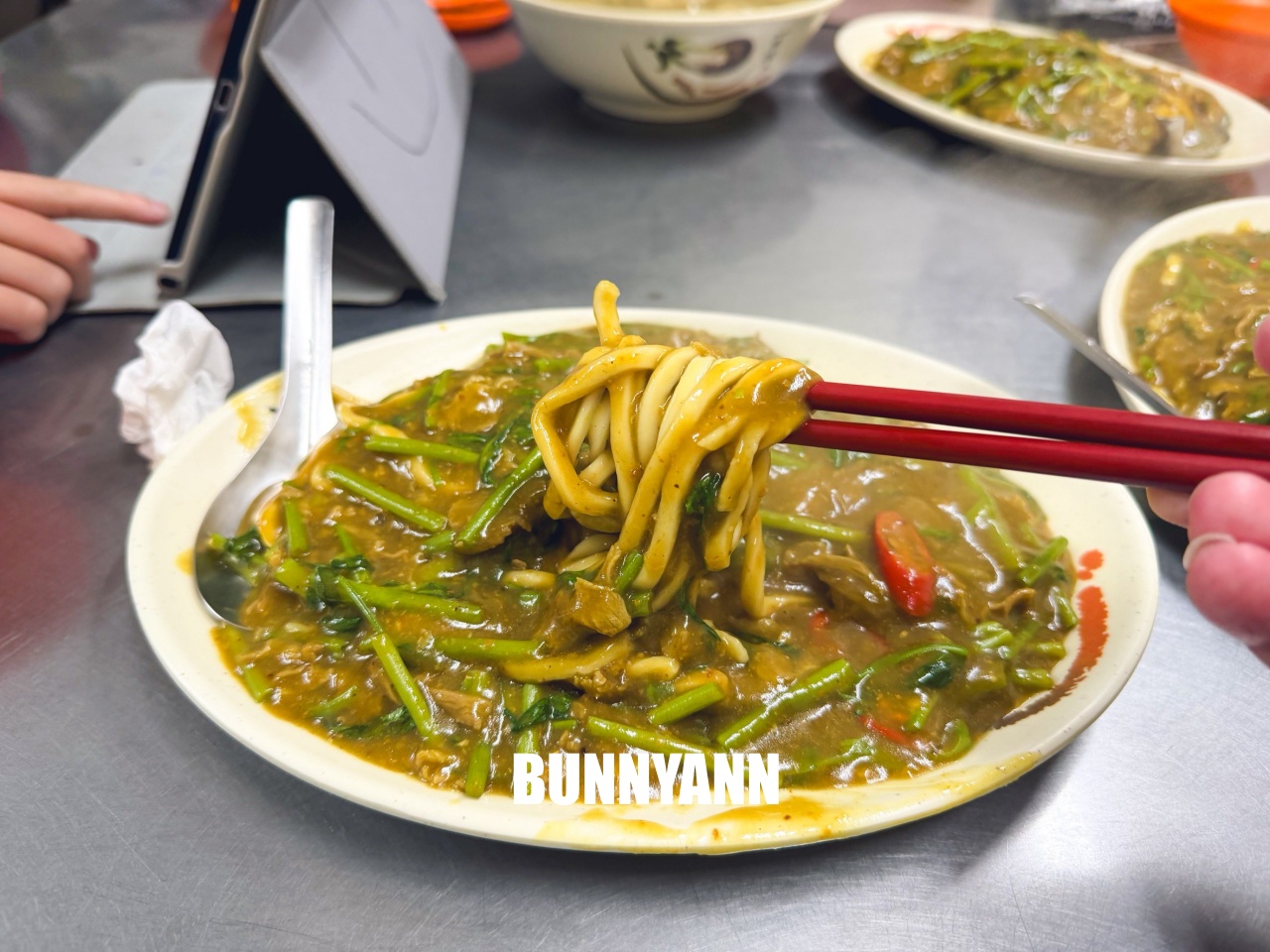 基隆美食【牛肉德沙茶炒牛肉】在地人激推的咖哩沙茶香,清燉牛雜湯料多實在超好喝! 基隆美食【牛肉德沙茶炒牛肉】在地人激推的咖哩沙茶香,清燉牛雜湯料多實在超好喝!