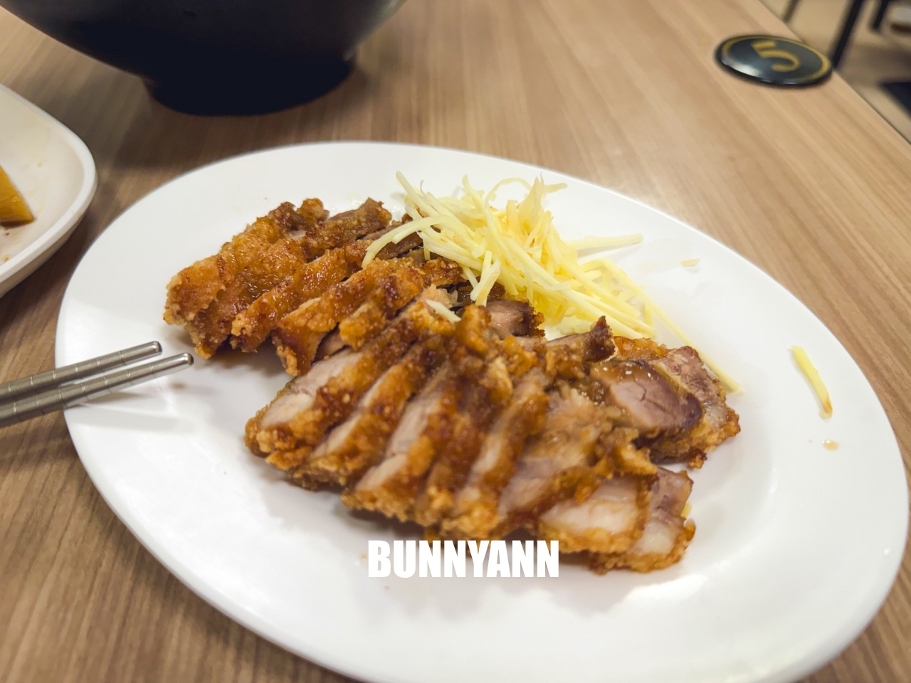 新竹美食「竹蓮什錦麵」，超大碗古早味什錦麵，在地人推爆的排隊老店，必點酥脆炸肉！