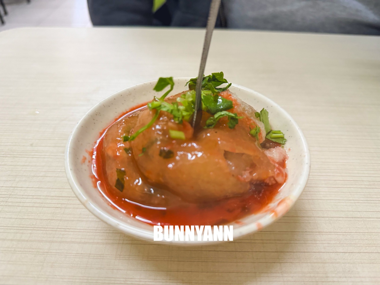 新竹美食竹蓮肉圓，西大路上的排隊老店，兩粒50元皮Q肉餡香，配上一碗貢丸湯超滿足！