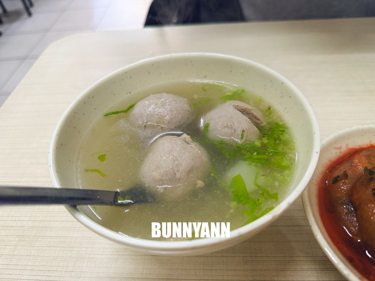 新竹美食竹蓮肉圓，西大路上的排隊老店，兩粒50元皮Q肉餡香，配上一碗貢丸湯超滿足！