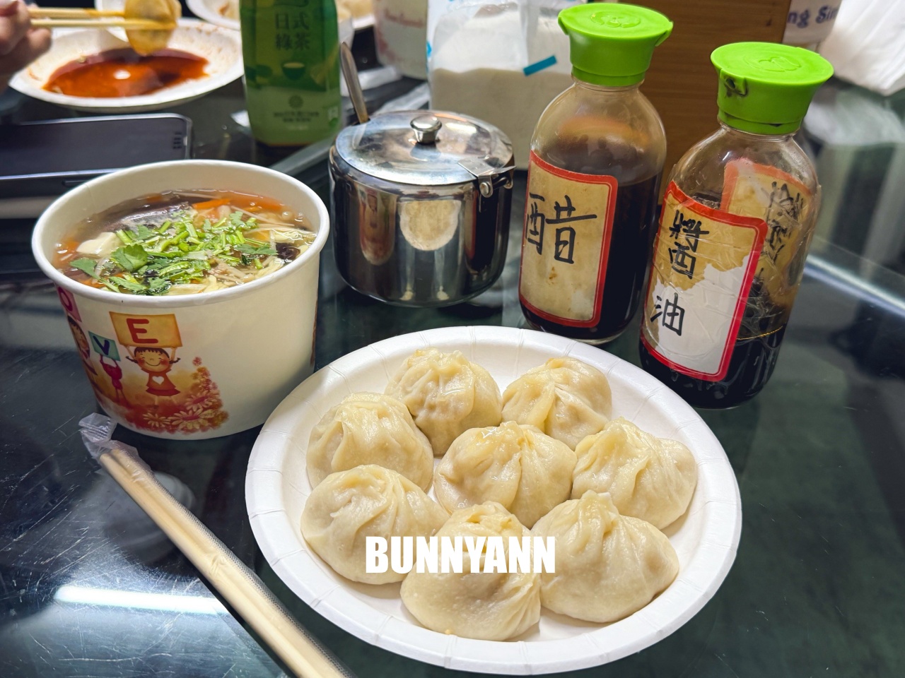 台北美食【發哥筍湯包】巷弄民宅二樓的隱藏版湯包，筍包鮮甜嫩口，酸辣湯料超多！