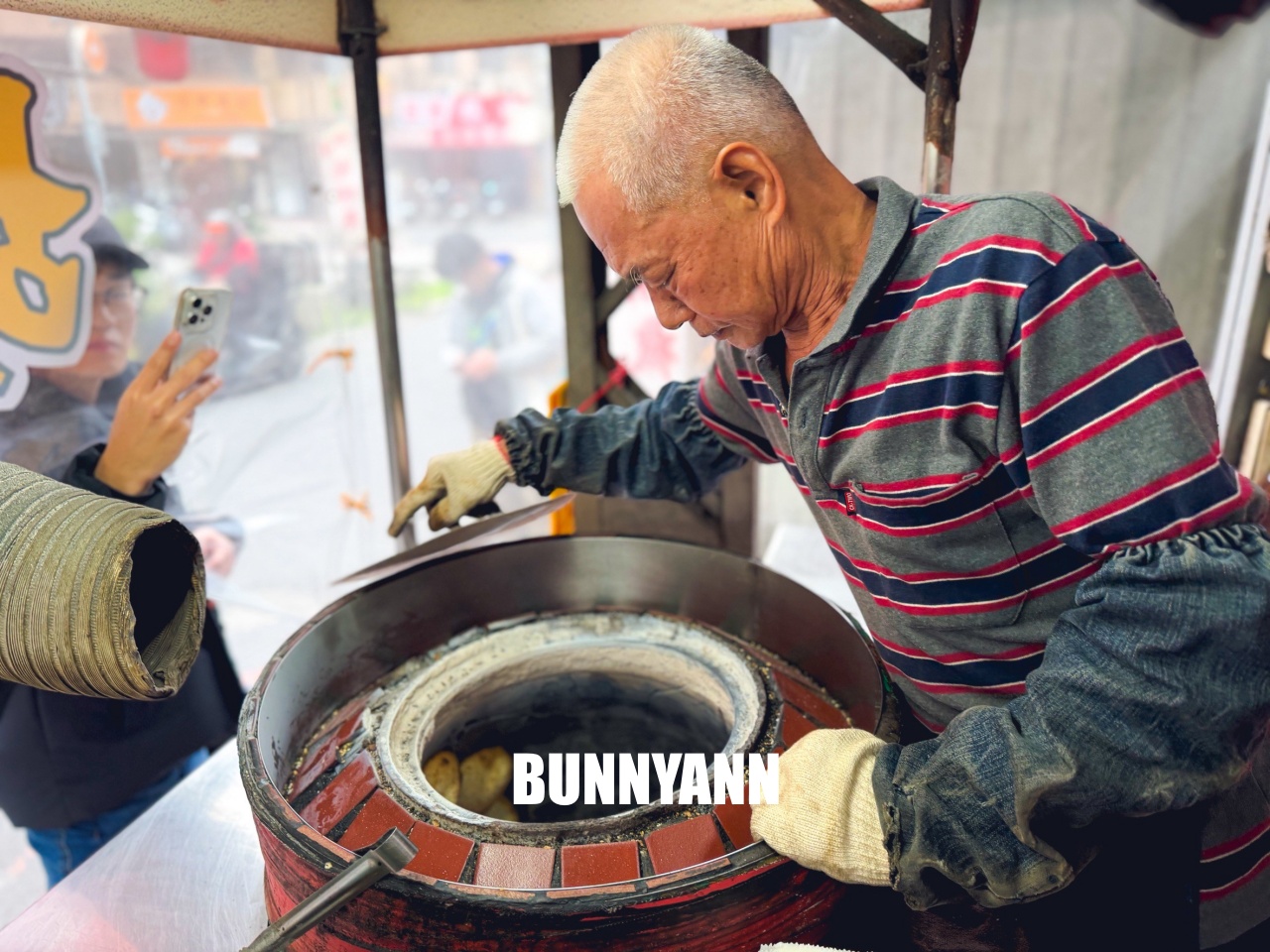 新北蘆洲【海伯胡椒餅】巷弄內炭火香氣逼人，滿滿蔥花與爆漿肉汁，在地人激推的銅板下午茶！